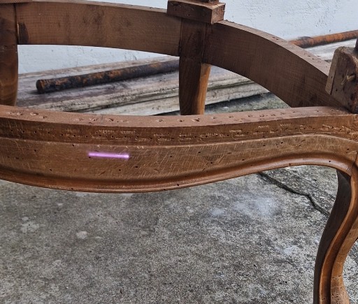 chaise vernie nettoyée